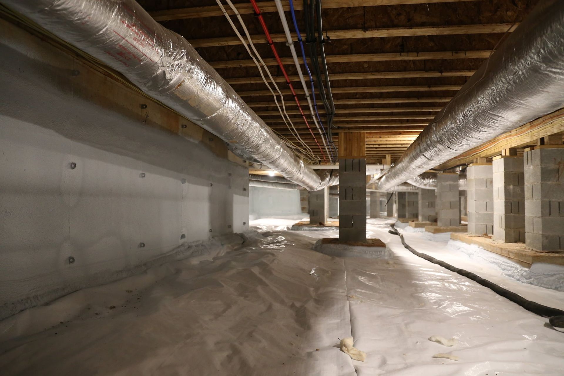 Encapsulated crawl space with sealed vapour barrier and insulated joists